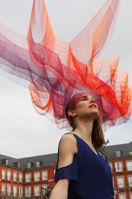 plaza mayor Madrid 1.78, de Janet Echelman - carolina verd