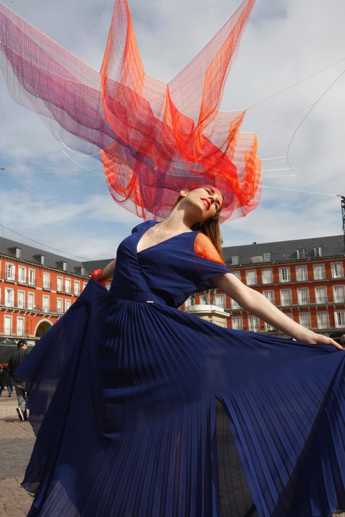 plaza mayor Madrid 1.78, de Janet Echelman - carolina verd