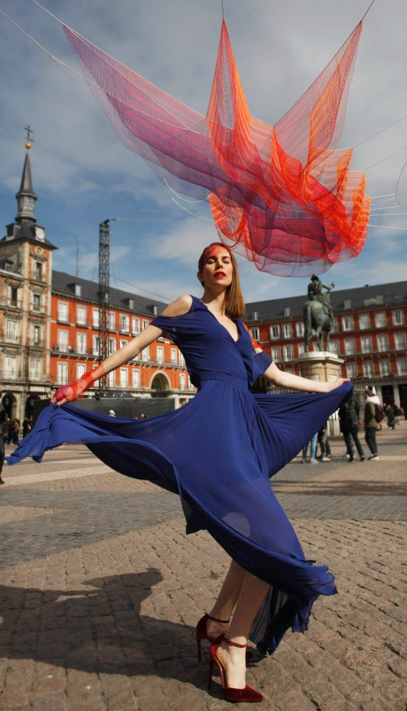 plaza mayor Madrid 1.78, de Janet Echelman - carolina verd
